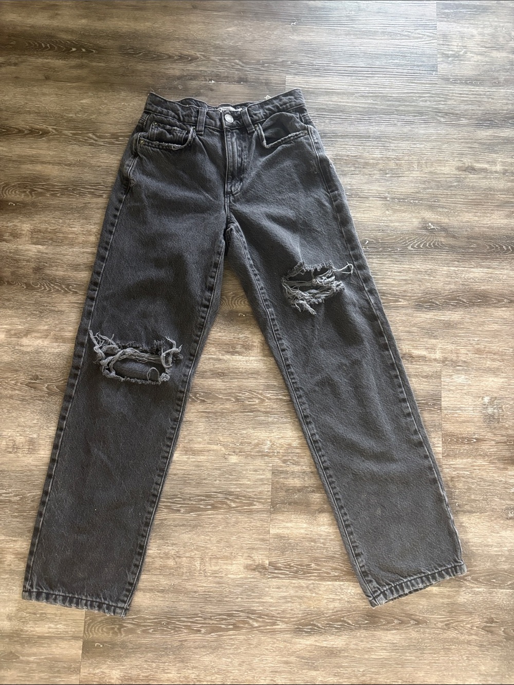 Women’s Straight Leg Distressed Jeans in Washed Black